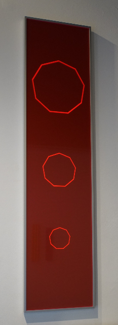 HELLMUT BRUCH - Nonagonale Doppelprogression - rotes, fluoreszierendes acrylglas - 2016 - 144x43x0,3cm