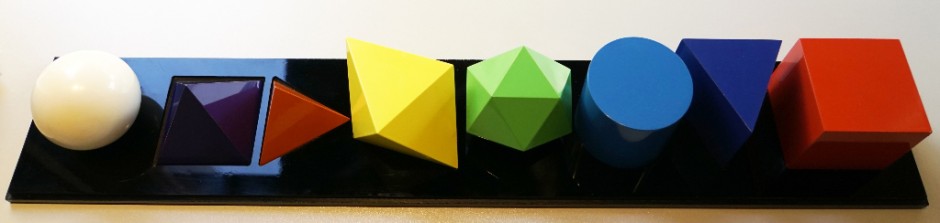 IVAN PICELJ - GEOMETRIE ELEMENTAIRE - 8 coloured objects - plastic/Aluminium - 6/10 - 1974